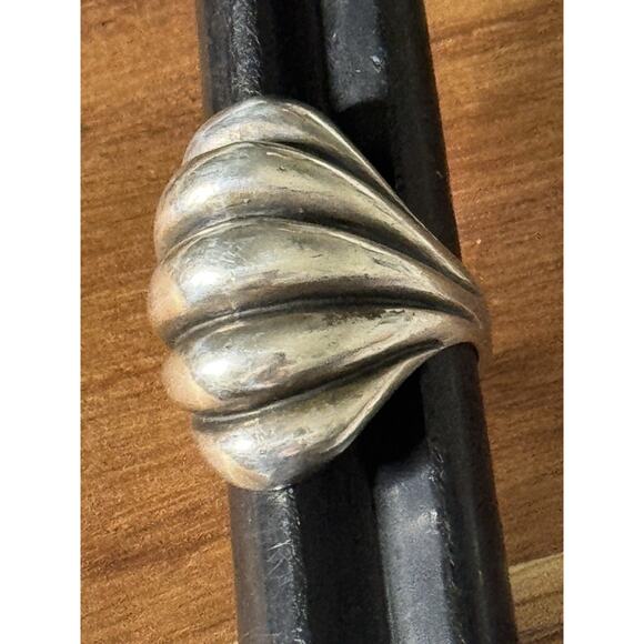 James Avery Vintage Retired Silver Scalloped Dome Ring Size 7.5 - Picture 8 of 8